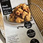 油きり皿♡私のうち、揚げ物好きなのに油きり皿がなくキッチンペーパーの上に置いてたけど、やっぱりあると違うね^_^カリッとするー୨♡୧しかも、そのまま食卓に出しても不自然じゃない&hellip;のInstagram画像