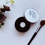 .メイクに使うブラシのお手入れって面倒！！.「アットミー ドライブブラシクリーナー」なら、ブラシを洗浄したりしなくても、時短でブラシをキレイに出来るんです♪.ブラックのスポンジに汚&hellip;のInstagram画像