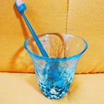 ハイカラフルお試しさせて頂きました！バイカラーでデザイン性が良く、かためなのに痛くないちょうど良い固さ。ヘッドが少しこぶりなので奥歯まで届き、磨きやすいです。歯と歯の間にも毛が入り&hellip;のInstagram画像