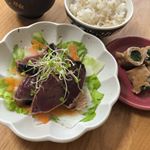 .今日の #夕飯夕飯記録🍽.鰹のたたきサラダ豚バラのほうれん草巻きもち麦ごはん、お味噌汁でした。.かつおの下の野菜、波波なの分かりますか？🌊これは、ののじ(@n&hellip;のInstagram画像