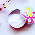 .桜🌸の可愛いデザインの「SAKURA CREAM」はこれ一つで全身保湿してくれるクリームです♪.✔︎髪に&hellip;パサつき防止、つやだし、トリートメント、毛先のケア✔︎顔に&hellip;スキンケ&hellip;のInstagram画像