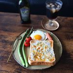 5月22日(水)朝ごはんおはようございます☆.｡.:*・アイスコーヒーが美味しい朝𖠚ᐝ半熟にした目玉焼きと採れたてのアスパラを茹でて大好きなしらすチーズトーストで朝ごはん⑅︎◡&hellip;のInstagram画像