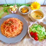 こんばんは✩.*˚.今日はパスタ🍝.ツナ缶とトマト缶で出来ちゃう簡単パスタ✨.息子はいっちょ前に「くるくるー！」って頑張って巻くのを真似してた😮でもまだなかなか上手くは巻けない&hellip;のInstagram画像