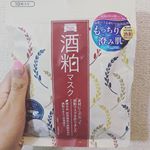 .酒粕マスク🙌❤️❤️酒粕エキスをぎゅーっと浸透させたシートマスク💗.シートは少し厚めで美容液ひったひたに染み込んでる🤲肌への密着感がすごくてずれてこない😋.なによ&hellip;のInstagram画像