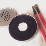 💕ADDMEのドライブラシクリーナー☺︎.黒のスポンジ部分にメイクブラシをくるくるするとアイシャドーがあっという間に落ちてブラシが綺麗になる☺️！！.その後に真ん中の白&hellip;のInstagram画像