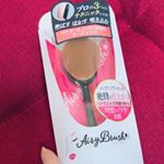 @airybrush_official  さんのファンデブラシ❣️✨使ってみたらめっちゃ肌なじみ良すぎてびびる。蓋付きで旅行とかも全然持って行けるからヘビロテ😋パフとか、シリコンパフとか、&hellip;のInstagram画像