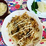 いつかのお夕飯。暑くて暑くて、冷たい麺が食べたーいって気分になりテキトーに作った生姜焼きのっけ半田麺。これに山椒香味油をたらーり❤️山椒の香りとピリッとくる刺激がすごく生姜焼きにマッチしま&hellip;のInstagram画像