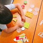 お米粘土少し前にも買ったことがあったんだけど、成長が追いついてなくて全然ちゃんと遊べず💦今回は道具も上手に使えたし、おままごとをして遊ぶことも出来ました😊✨3歳10ヶ月ママ、お店や&hellip;のInstagram画像