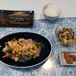 昨日の夕飯頂いた梅干しを添えてみました🤗私、梅干し大好きなの&hearts;️小学生のとき親が塩分取りすぎなんじゃないかって気にして梅干し隠すくらいずっと食べてたの🤣今回頂い&hellip;のInstagram画像