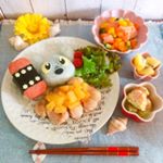 こんばんは✩.*˚.今日はおうちハワイアン🏖.昨日お義母さんからいただいたサーモンはロミロミに💕サーモン以外にパプリカ、キュウリと入れたけど、トマト入れ忘れました😶💭..&hellip;のInstagram画像