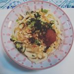 今日はさっぱりおうどんで頂きました😃すだちの果汁を入れためんつゆで食べましたが美味&hearts;️&hearts;️ 梅干しもさっぱりして暑い日にピッタリ🌻ずぼら飯だけど簡単で夏休みのお昼にもおすすめ！！ #梅&hellip;のInstagram画像