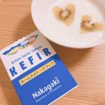 .🐄ホームメイドケフィア🐄.最近ホームメイドケフィアっていうのにハマって毎日食べてる😆💛.普通のヨーグルトは、牛乳を乳酸菌だけで発酵するもので、ケフィアは乳酸菌と酵母で発酵させる、&hellip;のInstagram画像