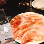 さおりんとFridge\(*ˊᗜˋ*)/やっぱここの生ハム最高すぎる😍💗ワインも美味しかったなあ🍷この前家で飲んでるときに酔って応募してた二日酔い防止サプリとともに。笑#Fridge &hellip;のInstagram画像