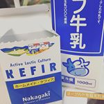 ケフィア育成中。牛乳パックにそのまま菌を入れて常温で1日置くだけ！なんて簡単。昨晩仕込み、24時間でできるので今日の夜にはできているはず。ヨーグルトより美味しいとは本当かい？楽しみ〜♡ #&hellip;のInstagram画像