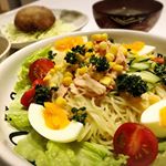 本日の#お家ごはん は、#ラーメンサラダ#コロッケ#ブロッコリーのペペロンチーノ#茄子と山菜の味噌汁冷やし中華の麺が余ってたのでサラダ風に。ツナは#平成から令和にツナぐ&hellip;のInstagram画像