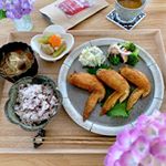 ..⁎雑穀米 ⁎具沢山のお味噌汁 ⁎高野豆腐とふきと人参、揚げの含め煮 ⁎ポテトサラダ ⁎ブロッコリーと赤玉の韓国風サラダ ⁎手羽先の甘辛煮 ⁎プレミアムルイボスティー.手羽先の甘辛煮&hellip;のInstagram画像
