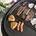 .きのうの #夕飯夕飯記録🍽.おうち焼肉でした。.焼肉が食べたくて、ホットプレートで焼肉しました😊焼肉の時のご飯はおにぎりにして子供達に食べさせてます🍙.今回は、ア&hellip;のInstagram画像