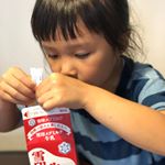牛乳にケフィア菌を入れて24時間待つだけでヨーグルトができます😊今回は娘に作ってもらいました✨翌日、とろ〜っとしたヨーグルトができました😊自分で作ったのもあり、美味しい、美味しいとおかわり&hellip;のInstagram画像