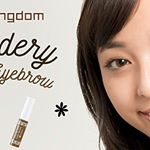 キングダムのパウダリーリキッドアイブロウ☆アプリケーターが平筆になってるから、細くも太くも描けるんだって！眉尻も描きやすそうだし、まばらな眉の隙間を埋めるのも楽そう♪.ウォータープ&hellip;のInstagram画像