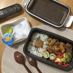 .ある日のから揚げ弁当です😊.保冷剤や冷凍ゼリーが入ってる小皿、じつはお弁当の上に乗せられるんです！(写真2枚目).小森樹脂(@komorinstargram)の #セパレートラン&hellip;のInstagram画像