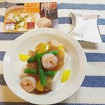 今日の晩ごはん◆#豆腐と海老と野菜のだしジュレがけ鹿児島県産かつお節と北海道産昆布を使用しリニューアルした「まるごとキューブだし&reg;️」を使って冷たいだしジュレにしてみました😋だしの風味や削&hellip;のInstagram画像