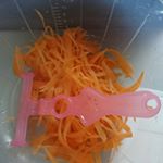 我が家の定番おかずにんじんしりしり(うちはシーチキン入り)#ののじ  の#削りーナ を使ってみたら波状に切れて、薄いスライスに❤子ども達大好きな一品です😄  #ハンディスライサー #ピーラ&hellip;のInstagram画像