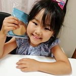 ▽6.16 #父の日#似顔絵クッキーをプレゼント❤️❤️のっぺらぼうの顔のクッキーと、湯煎なしのチョコペン、それにメッセージカード付き！！🙌 みひちゃんは真剣にクッキーにお顔も描き、メッセージ&hellip;のInstagram画像