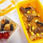 パエリアのお弁当🍱あれから週に一度くらいお弁当してます🍙..相変わらず私の膝の上で食べるとか小さく切って！とかわがままいっぱいですが😂食べてくれればマシかなと、やってしまう&hellip;のInstagram画像