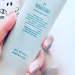 体調悪くてどこにも行けないので✈️笑笑.薬用美白オールインワンシズカゲル、使ってみました✨とりあえず手に塗ったけどめっちゃ伸び良くて思ったよりクリーム感が強い。サラサラはしてない。この&hellip;のInstagram画像