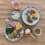 .娘と2人の日の朝ごはんワンプレートと豆乳ケフィア(ヨーグルトのようなもの). 豆乳で作ったケフィアには黒糖やオリゴ糖をかけていただきました☺️.ケフィアはヨーグルトのよう&hellip;のInstagram画像