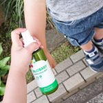 いよいよ虫刺されの季節！幼稚園でも保育園でもお外あそびが多くてついにみんな蚊にさされました&hellip;💦なんか早くない？？.保育園では虫除けシールは禁止なので保育所の前でさっとスプレーし&hellip;のInstagram画像