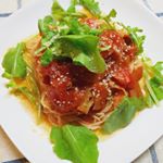 今日の晩ごはん◆#糖質０麺カッペリーニ湯剥きトマト2個使用。①🍅1個は小さく切りフライパンにオリーブオイルとニンニクでベーコンを炒め、玉ねぎ、トマトジュース、バルサミコ酢、ケチャップ少々、&hellip;のInstagram画像