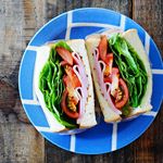 ..久しぶりにサンドイッチ。#BLTサンド ならぬ#HLTサンド 。今回はベーコンではなく肉厚で美味しいハムを。旨味がすごい！そのままでも焼いても◎、ハムが主役になる朝ごはんの&hellip;のInstagram画像