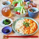 今日のごはんは主人のリクエストで#麻婆炒飯 でした・がっつりメニューの組み合わせがたまりません！🍻・カロリーたっぷりとってしまいましたが美味しかった〜(๑&prime;ᴗ‵๑)♡・黒に&hellip;のInstagram画像