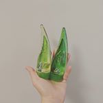 この形インバクトありますよねぇ。アロエ99%のジェルでございます。無香料とほんのりいい匂いのするタイプを試させて頂きました。これ、めちゃめちゃ潤う〜！理想的なしっとり感になりました。#ホリカホ&hellip;のInstagram画像