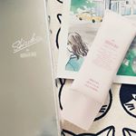 シズカゲルのホットクレンジング👏ほんとにめっちゃ暖かくなって毛穴汚れにも効きそう😂手にアイライン引いてわかりやすく真ん中だけ消そうと思ったら擦ってない所も消えちゃってめっちゃ分かりにくくなった&hellip;のInstagram画像