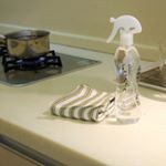 ２度拭き不要の強電解水もいろいろあるけれど、shuppaはボトルがオシャレ、持ちやすい、使いやすい、と三拍子揃っていました！キッチンのカウンターやコンロの油汚れも毎日さっと一拭きでキレイに！&hellip;のInstagram画像