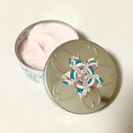 #サクラクリーム生活 #サクラ 柄の缶と ほんのりピンクのクリームが可愛い #SAKURACREAM 😘伸びがよく写真の倍の量で肘まで塗れちゃいます♪#クリーム の中には金色の粒が入っ&hellip;のInstagram画像