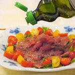 たっぷりのオリーブオイルでいただくカルパッチョも美味しいけれど、美しく盛りつけるべくたら〜りと回しかけたいときにピッタリなのが、コスタドーロのスクイーズタイプのオリーブオイル。手になじむ柔らか&hellip;のInstagram画像