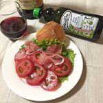 .おじいちゃんの規格外トマト頂いたので、おつまみにワインと一緒に🍷色んなオリーブオイルの中でコスタドーロのエクストラヴァージンオイルが私の中では1番の相性♬スクイーズタイプなので使いやすい&hellip;のInstagram画像