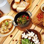 この間の#キャンプ飯 🍴＊＊ &hellip;ではなく、家のガレージで色水遊びしてる子ども達と、その隣でお外ご飯🍴＊＊この日はパパが全部用意してくれました🍳👱&zwj;♂️＊水道あるしゴミもすぐ&hellip;のInstagram画像