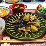 今日の #晩ごはん 😊✨..*茄子とズッキーニ,豚肉の味噌炒め*十六穀米梅干しごはん*あおさとお豆腐のお味噌汁*人参とちくわのだし煮*ゆで卵サラダ*やみつききゅうり.&hellip;のInstagram画像