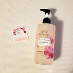 レイヴィファンタジーボディシャンプー花びら入りフレグランスボディシャンプーこちらのピンク色はスイートピーです可愛いボトルの中にピンクの花びらが入っているんです気分が上がります⤴&hellip;のInstagram画像