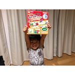 銀鳥産業の【ぺたぺたシールでおけいこ ABC】をモニターしました！届いてから「早くやりたーい！」と興味津々♩シールブックになっていて、持ち運びも便利な大きさなので、お出かけの時の暇つぶしで&hellip;のInstagram画像