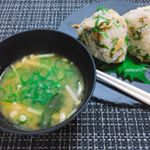 ..プレミ本舗様よりまるごとキューブだしをお試しさせていただきました😊.鹿児島県産かつお節と北海道産昆布を素材に、香りをギュッと閉じ込めたフリーズドライ製法で作られたおだしで、お湯の中&hellip;のInstagram画像