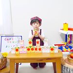 いらっしゃいませ～美味しいジュース🍹はいかがですか😆✨ .雨の日にお部屋でできるジュース屋さんごっこ🎵小さなカフェ店員さんもお気に入りの可愛いパックジュースは、アスクル・LOHACO限&hellip;のInstagram画像