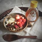 .今日も曇り空、午後から雨予報九州豪雨も心配ですね☔︎ .ロンガンハニーが美味しくて大好きなオールブランといちご農家さんからお裾分けして貰ったいちごにたっぷりかけて♬...&hellip;のInstagram画像