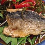 鯖の甘酢あんかけ。カラッと鯖を揚げたら、甘酢あんをたっぷりと！野菜もさっと素揚げしているので、一緒にモリモリ食べやすいです♪胃もたれしない軽い口当たりが食欲がすすむー！&hellip;のInstagram画像