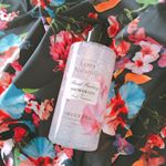 可愛い花びら入りボディシャンプー🌸💕.☑︎レイヴィーファンタジーボディシャンプー スイートピーボトルデザインも可愛いけど、よーく見ると花びら入りなの😍ふわっと香るお花の香りと、ピンクの&hellip;のInstagram画像