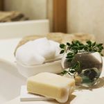 ドゥーオーガニック　モイスチャー バー＜化粧石けん＞ 100g をモニターさせて頂きました。😊 凄く幸せな気分になれる石鹸です❤️ キメの細かい、クリーミーな泡立ちの洗顔石けんです。有機米ぬかパウダー&hellip;のInstagram画像